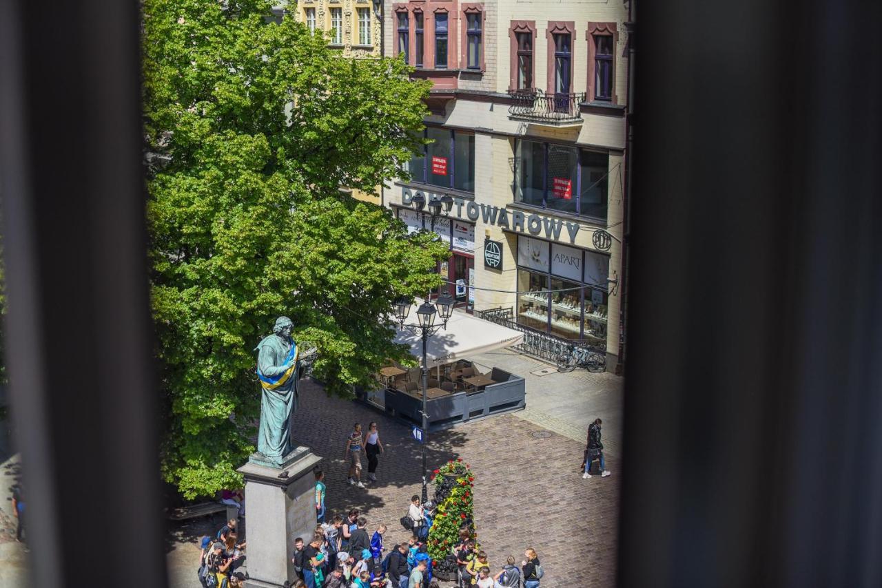 Z Widokiem Na Pomnik Kopernika - Rynek Staromiejski Torun
