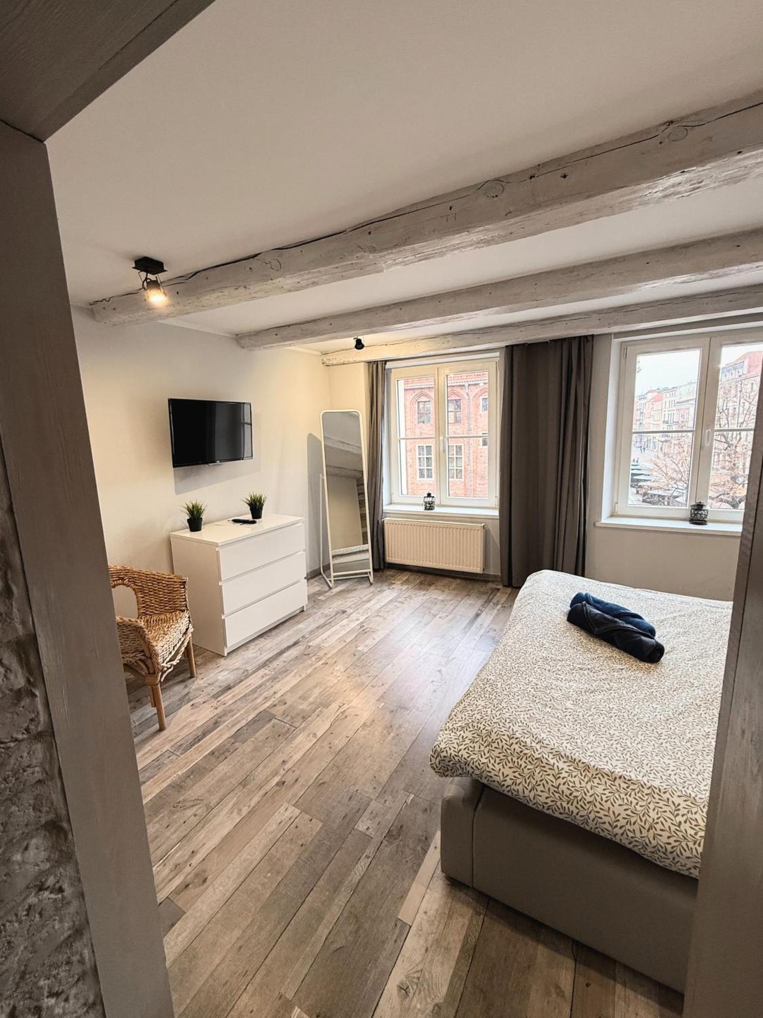 Z Widokiem Na Pomnik Kopernika - Rynek Staromiejski * Torun